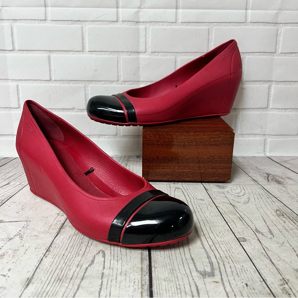 Crocs Cap Toe Wedge Heel Red Black Wedges Women Size 9 - Picture 1 of 8